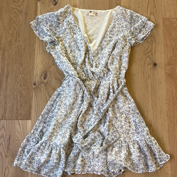 Altar’d State - White/Blue Floral Flutter sleeve dress - Size S - Picture 2 of 2
